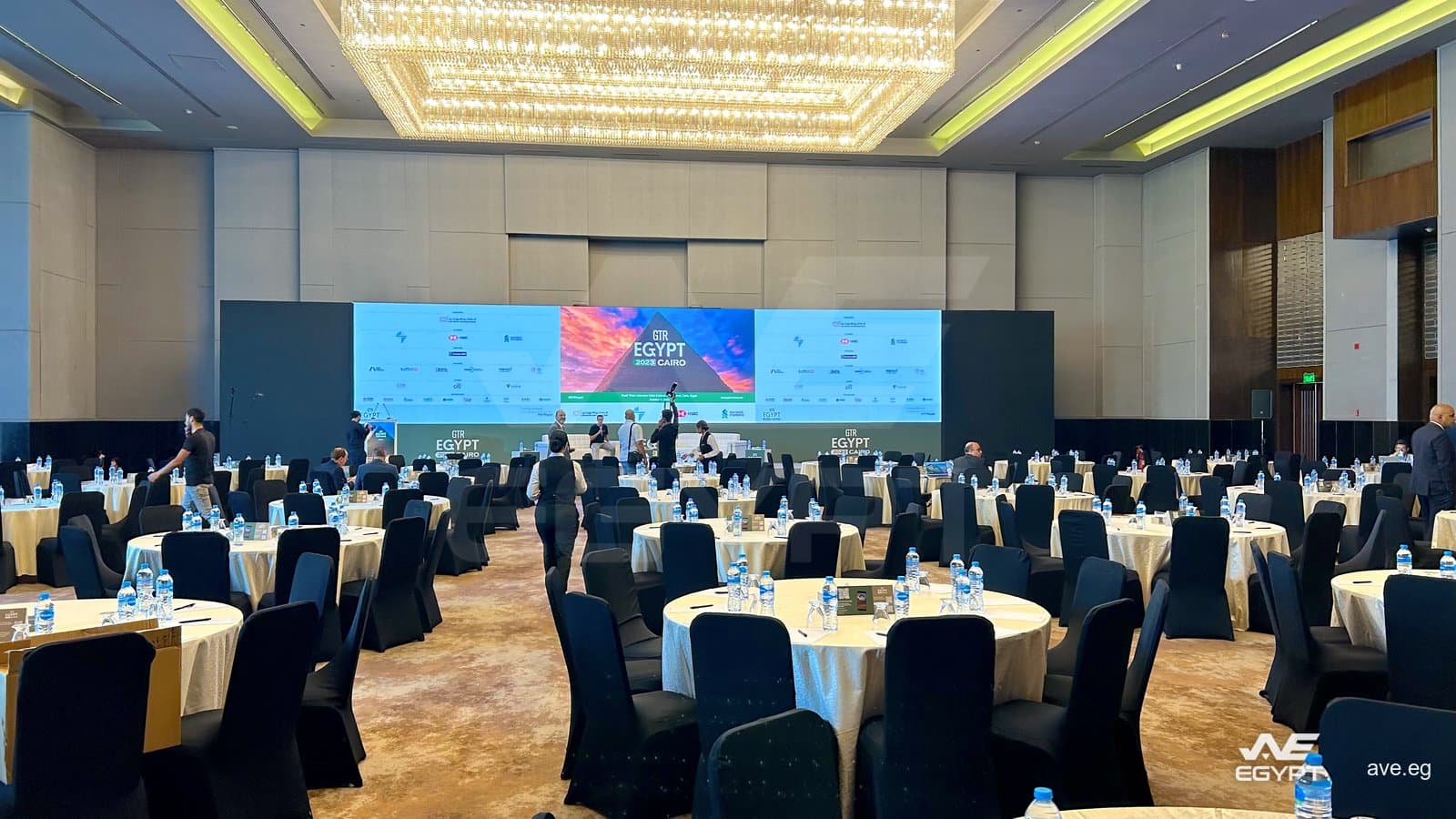 GTR Egypt 2023: صالة الحفلات قبل بدء الافتتاح، مع شاشات الرعاة على جدار LED