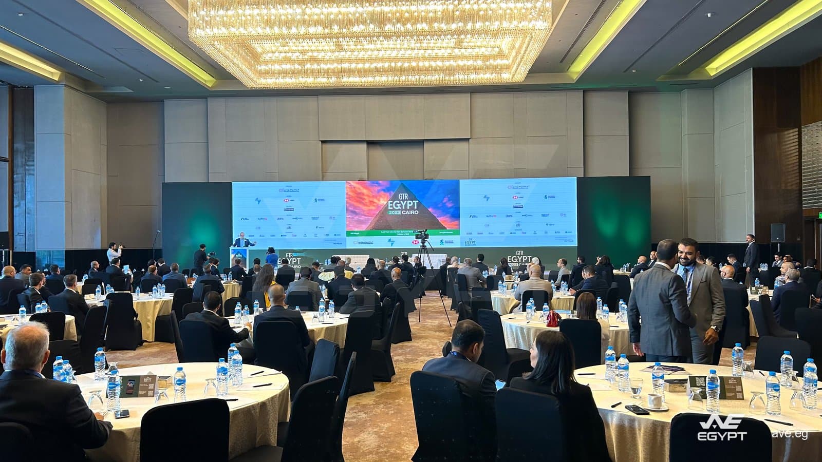 GTR Egypt 2023: جلسة الافتتاح، مع المندوبين على طاولات مستديرة في مواجهة جدار LED
