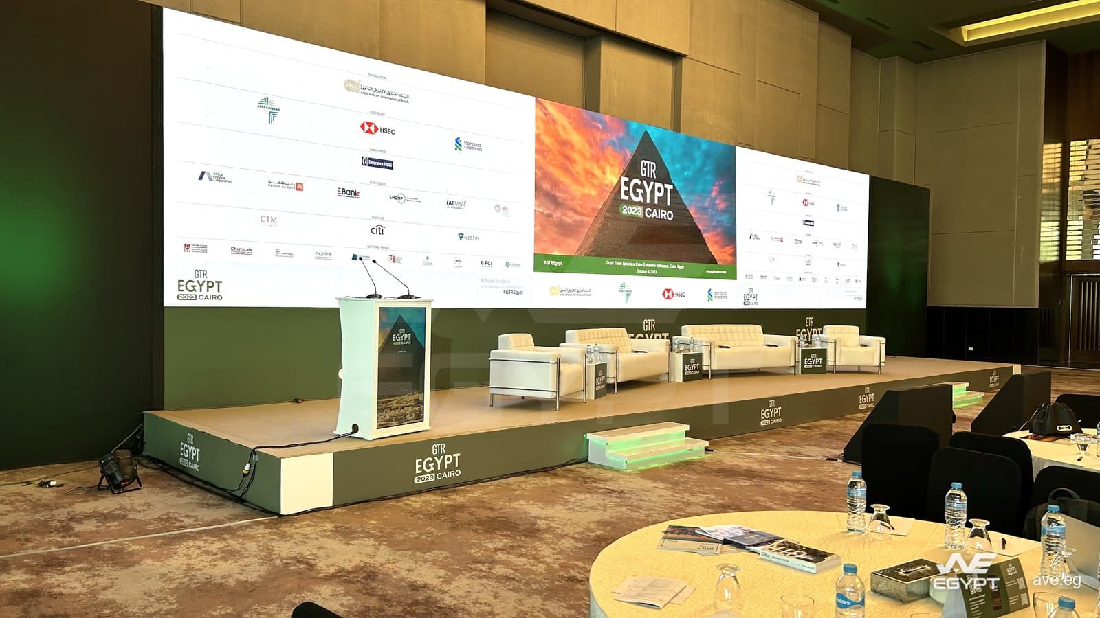 GTR Egypt 2023: تجهيز المسرح، مع منصة خطابة تحمل هوية الفعالية ومقاعد للمتحدثين