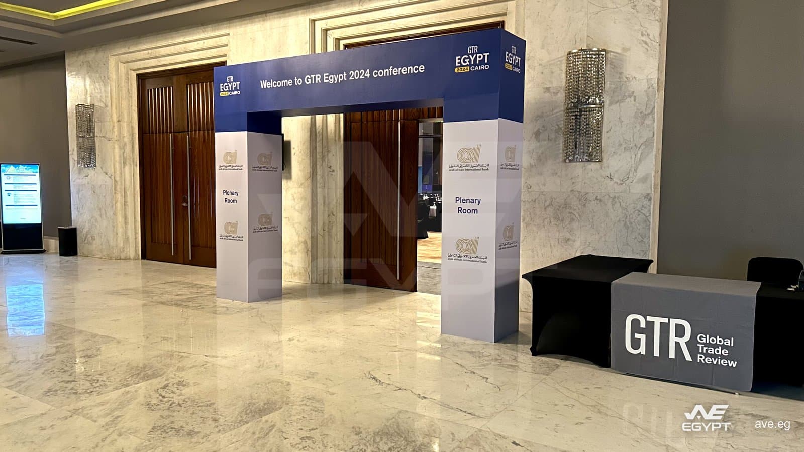 GTR Egypt 2024: قوس المدخل الذي يحمل هوية الفعالية المؤدي إلى قاعة الجلسة العامة