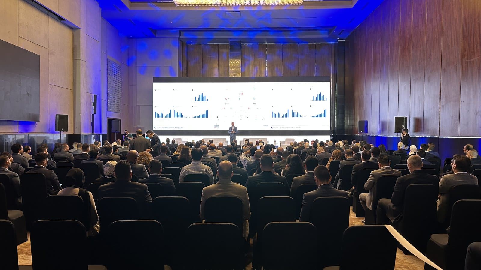 جمهور الجلسة العامة كاملاً بترتيب مقاعد مسرحي في مواجهة المسرح