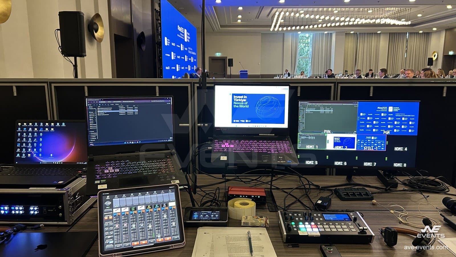 IME Frankfurt 2025: die AV-Regieposition, mit Laptops der Redner, einem Videomischer und einem Mischpult auf einem Tablet