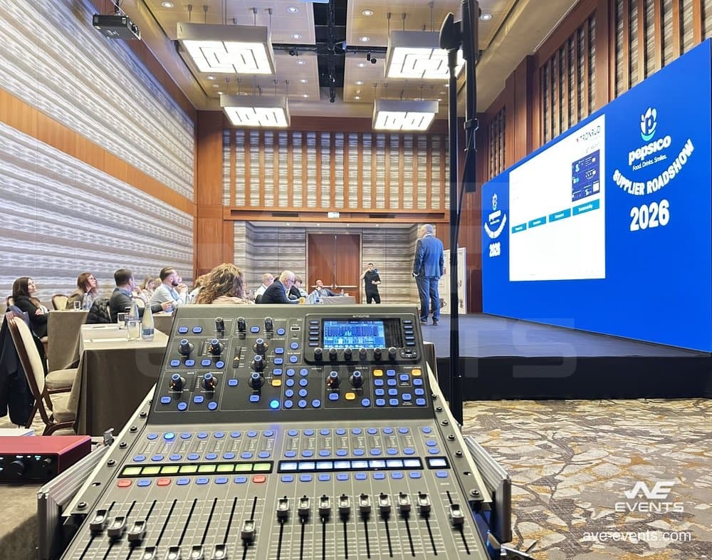PepsiCo Supplier Roadshow 2026: la console son au poste de régie, avec la scène en arrière-plan